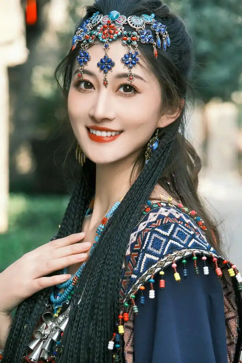 爱惨了最后一张!0203#苗疆少女 #总要穿次少数民族服饰吧 - 抖音