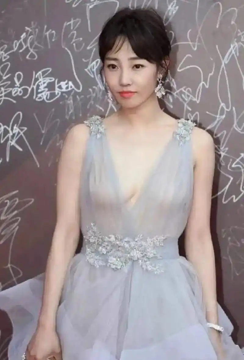 白百合  一袭白纱透视裙,傲人胸围,洁白皮肤,曼妙