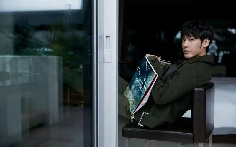 白宇清爽帅气写真桌面壁纸