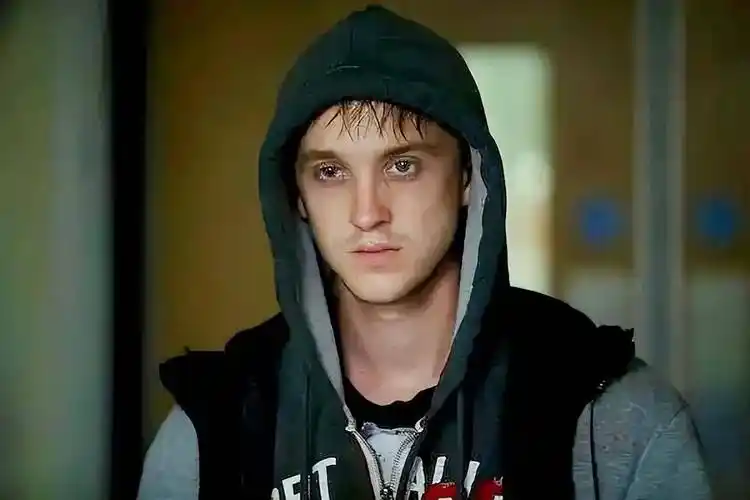 哈利波特中马尔福的演员首次透露自己曾因酗酒三次被送去戒酒所_汤姆