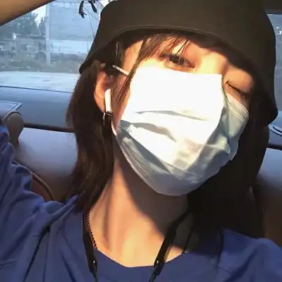 口罩女生短发