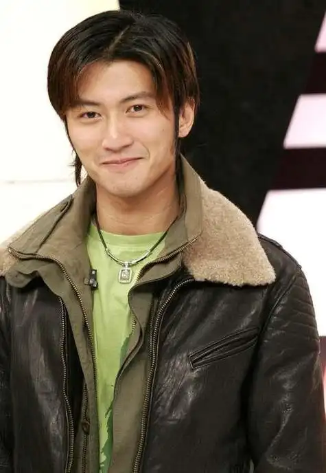 谢霆锋带全家远赴日本过圣诞!儿子罕见露面,继父和母亲十分恩爱