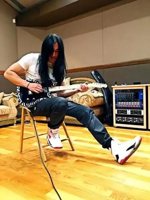 艾克拜尔|在摇滚的世界里野蛮生长