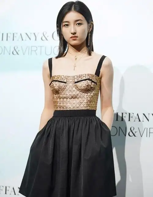 成年的张子枫真敢穿一袭鳞片吊带裙完全是童话里的人鱼公主