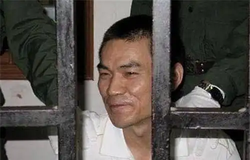 乔四的王牌打手莫磊曾叱咤风云如今却流浪街头拾荒为生