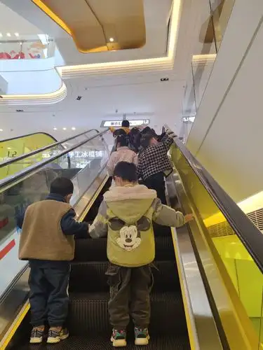 坐电梯,扶好扶手