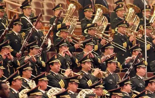 图文:军乐团高奏国歌