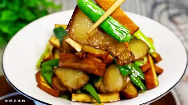 腊肉炒香干家常做法软嫩鲜香味道超赞看到就咽口水下饭利器