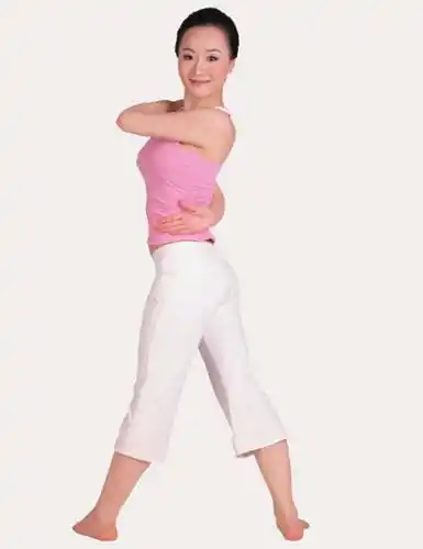 身体向左后方扭转,眼睛看向身体后方.