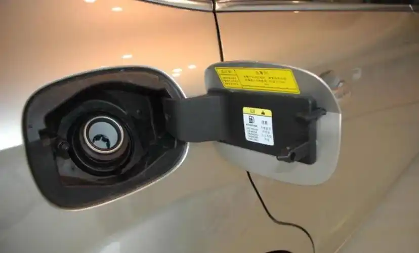 汽车油箱怎么把油放干净