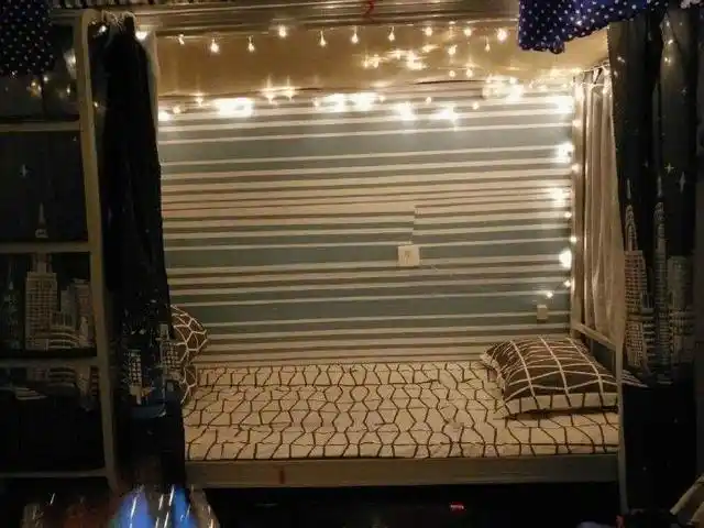 大学男生花1000元装修寝室,网友:辣眼睛!这是夜总会?