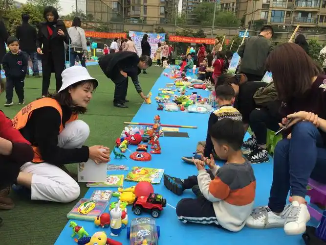 "汇聚爱心,共创未来"儿童跳蚤市场