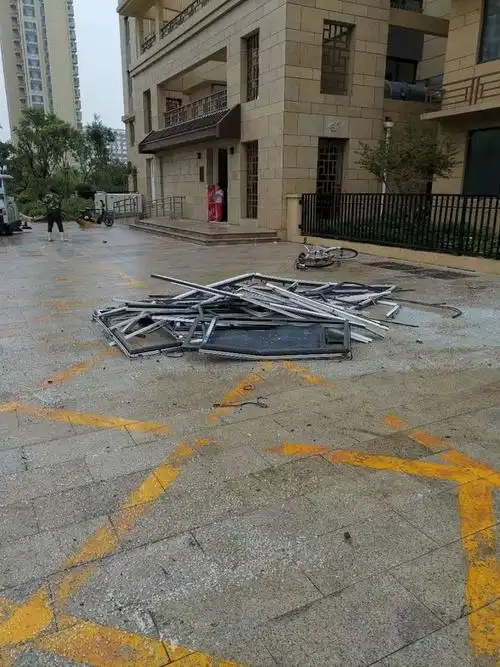 此次阳台坠落事故,也应该引起有关部门的重视,民生无小事,要行动起来