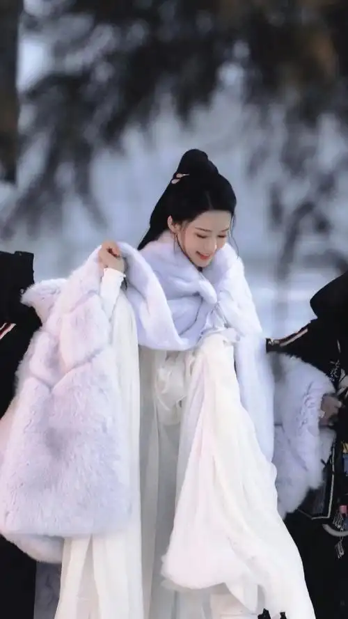 七夜雪首发剧照##终于等到李沁的古装了##曾舜晞看李沁的眼神