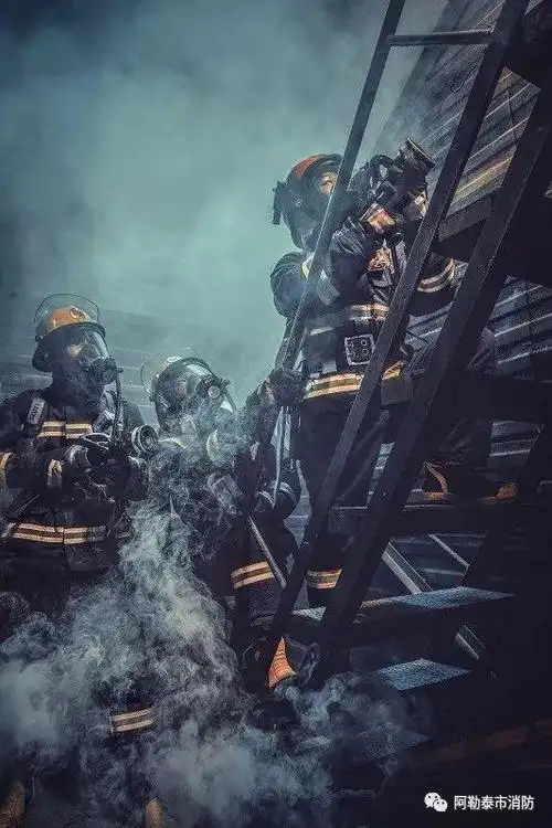 围观|新疆消防员超燃海报献给祖国