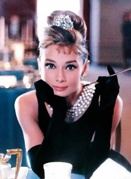 因出演《蒂凡尼的早餐》,奥黛丽·赫本(audrey hepburn)的黑裙形象