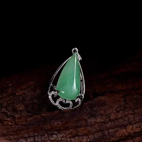 贝蒂尼18k金镶翡翠水滴吊坠