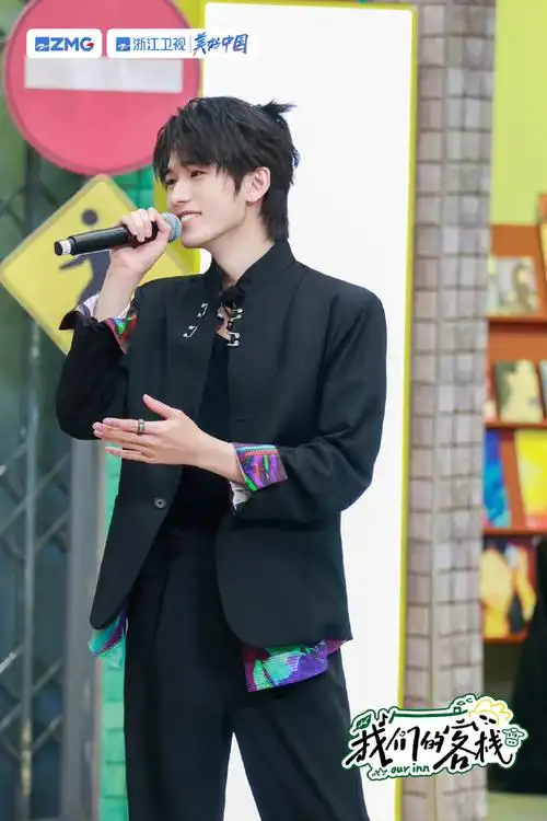 宋亚轩黑西装小揪揪造型##宋亚轩弹吉他剧照