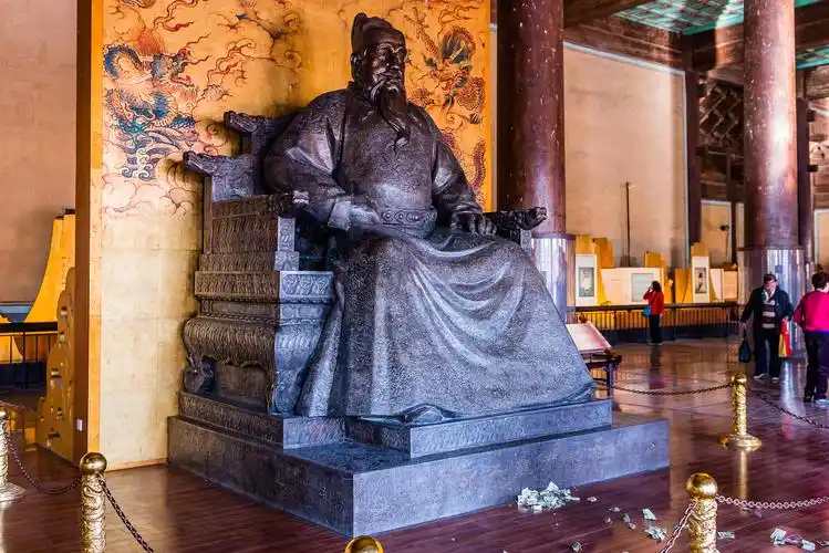 明成祖朱棣坐像