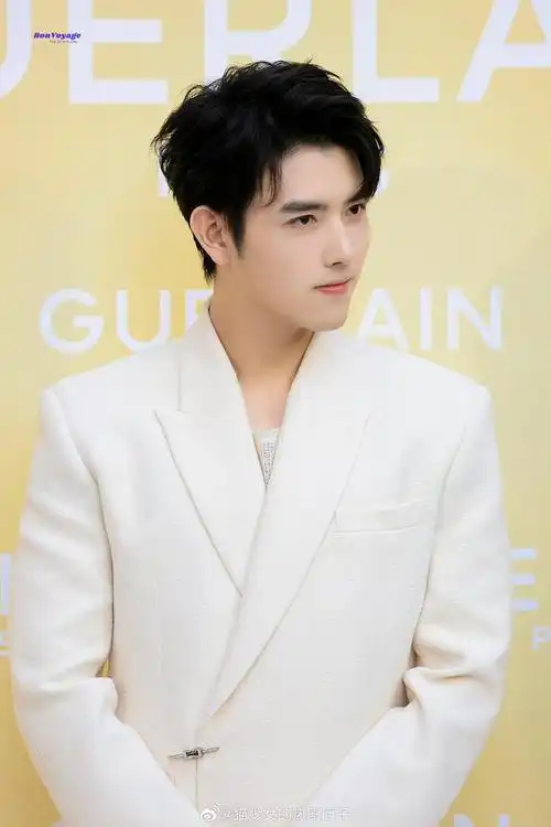 陈飞宇白西装造型真的好帅! 清爽大帅哥!|陈飞宇_新浪新闻