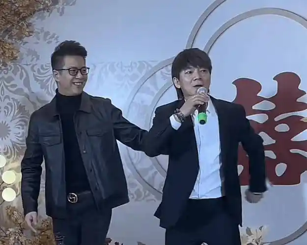 38岁歌手六哲返回老家补办婚礼!