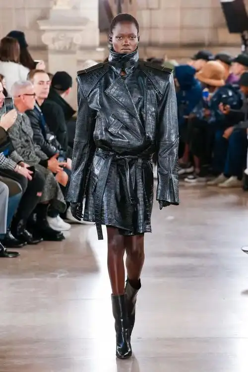 英国"异装癖之父"爱到不行的乳胶,"亦正亦邪"的胶类恋物主义情结,骚动