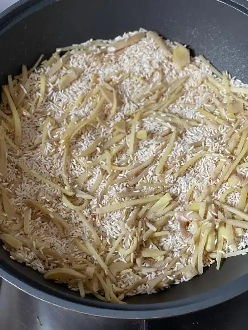 大米炒生姜炒干要来煲粥可以排寒去湿气