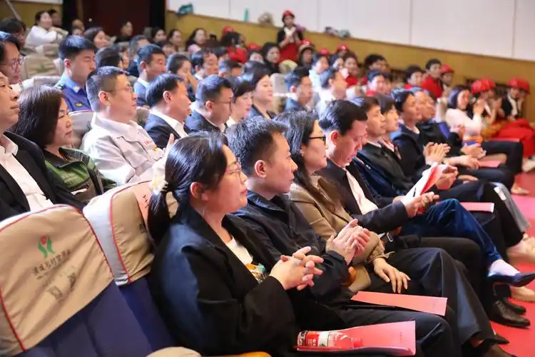 汇演 致敬劳动者_fororder_精彩的文艺表演赢得了场下观众阵阵掌声