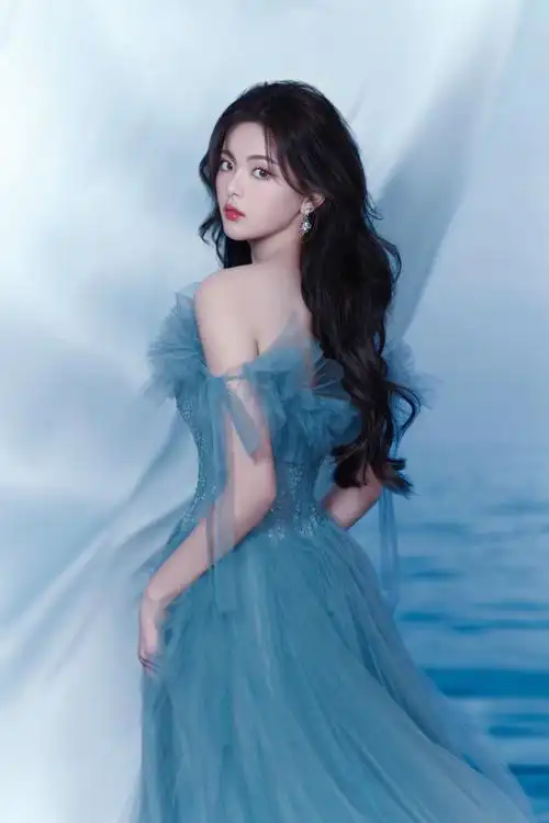如何评价杨超越穿水蓝纱裙拍摄的写真照? - 知乎