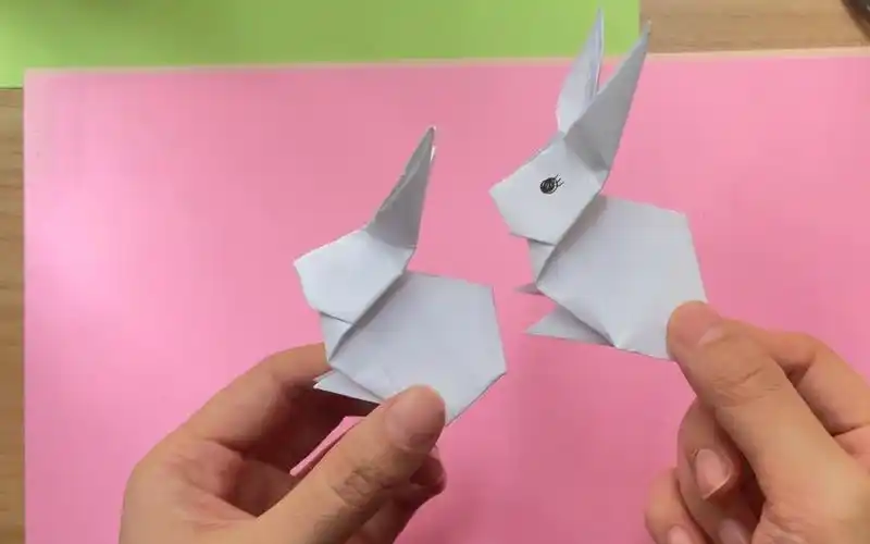 假宅家的时间,和家里的宝宝一起折一个小兔子折纸吧,简单又好玩