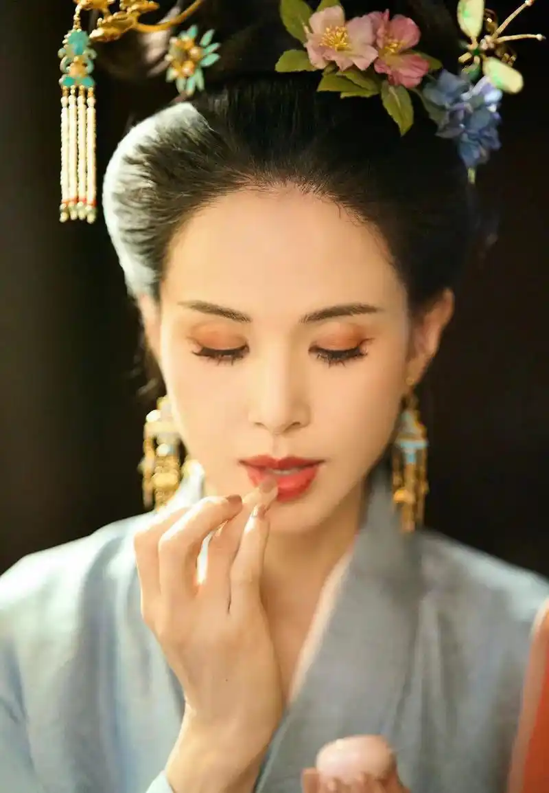 被李若彤惊艳到了!56岁的汉服造型,依旧"吊打"古装女主