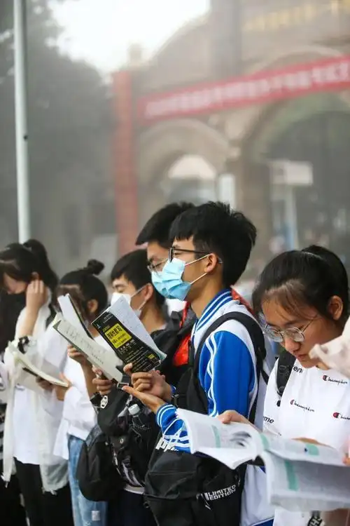 高考首日考场外的瞬间