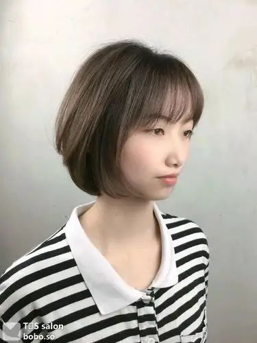 发型没什么太严格的要求了吧,不过作为学生,我们还是别太夸张,在适合