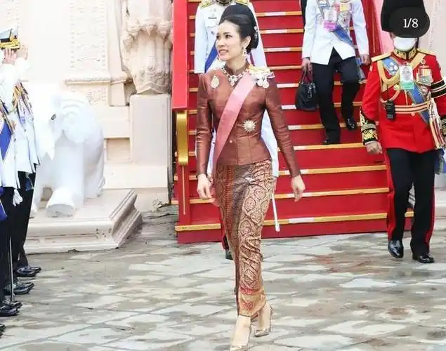 泰国国王拉玛十世对诗妮娜贵妃还是非常好,根据泰国王室专家安德鲁的