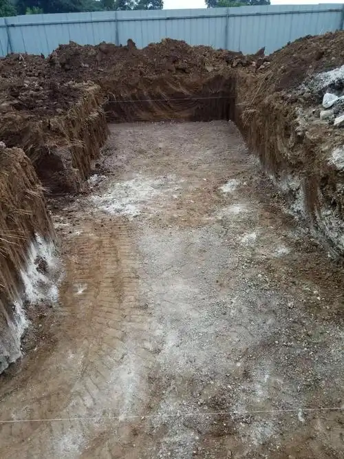 襄都路与人民大街交叉口南路东公厕垃圾站新建工程,打灰土垫层