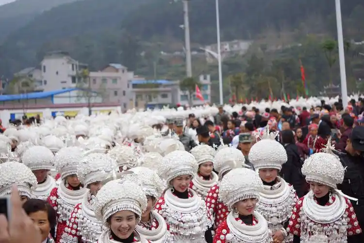 贵州黄平县谷陇镇苗族银饰盛装巡游
