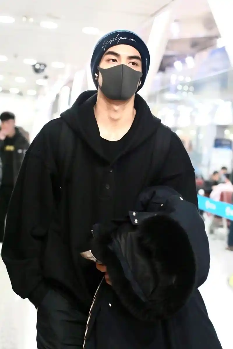 宋威龙全黑look走机场黑色卫衣休闲宽松穿运动裤秀大长腿