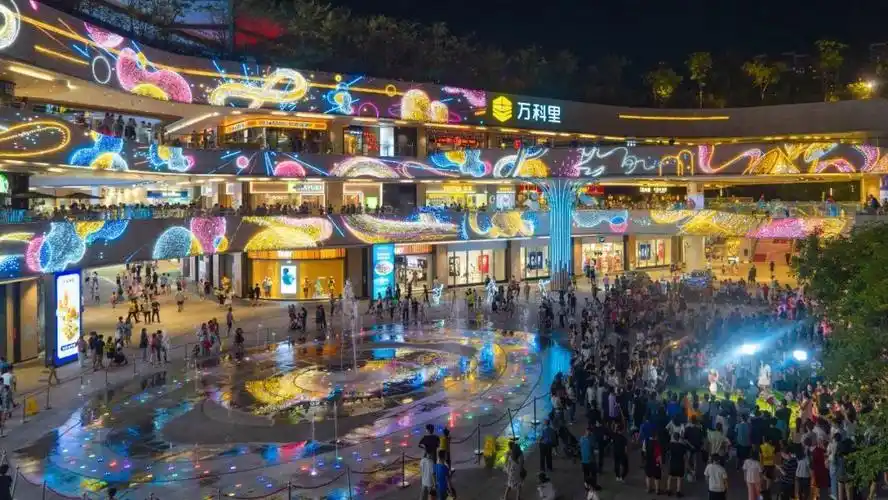 龙岗万科广场,国际轻奢购物中心由龙岗万科广场,龙城万科里,万科里街