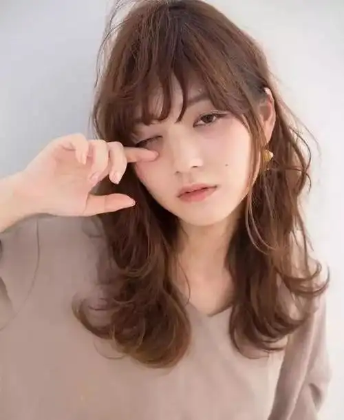 减龄齐肩卷发(30岁一40岁女最新发型)(图5)