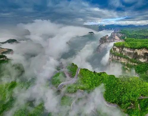 23,航拍穿越云台山的盘山公路.