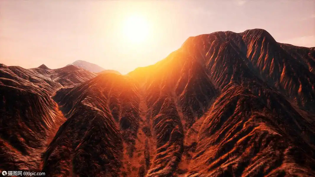 阳光照射山谷里的山脉上阳光照射山谷里的山上