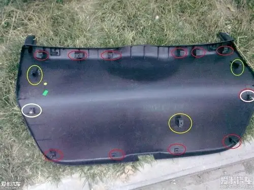 后备箱门装饰板怎样安装?