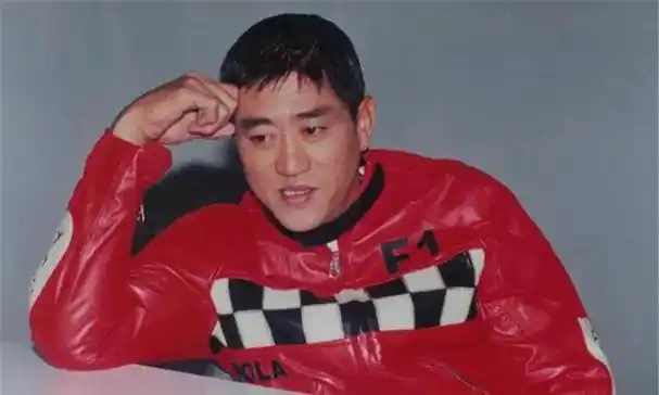 最经典的合作还是那首1998年推出的金曲《笨小孩》,刘德华亲自操刀