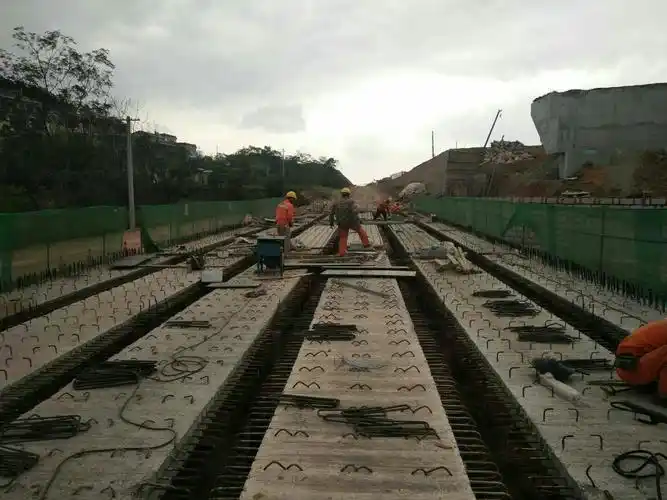 仙华立交桥d辅道桥端横梁模板安装