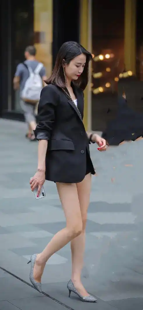 黑色小西装搭配黑色短裤,时尚又干练,职场范十足!