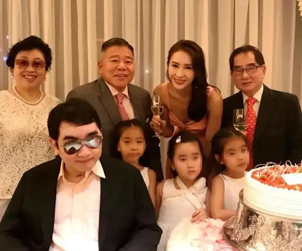 黎姿罕见晒一家五口全家福,公开三个女儿正脸,小女儿像妈妈