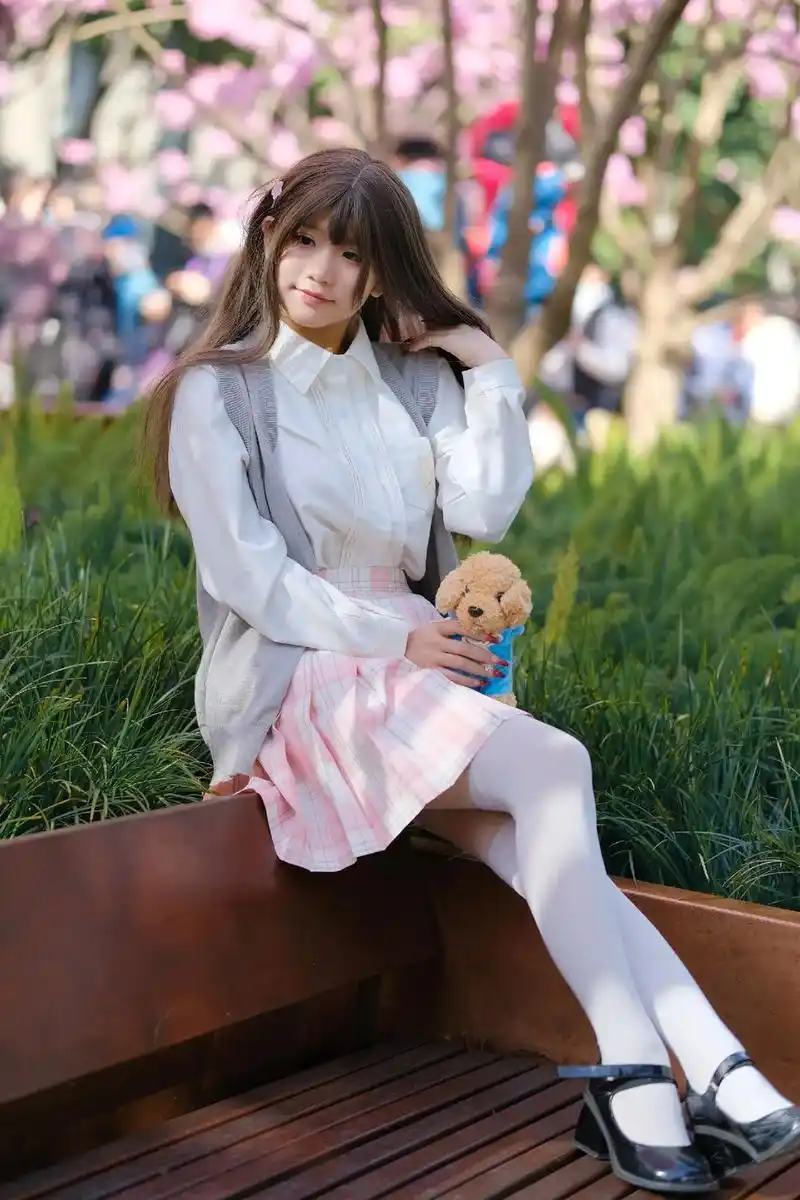 去扫街还能遇到二次元白丝jk小姐姐.#cos #白丝穿搭 # - 抖音