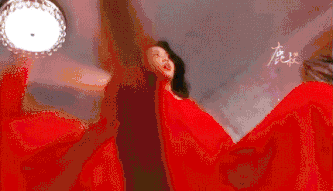 邱淑贞凭借"叼牌"那一幕称为无数人心中的经典,去年还在虎扑女神的