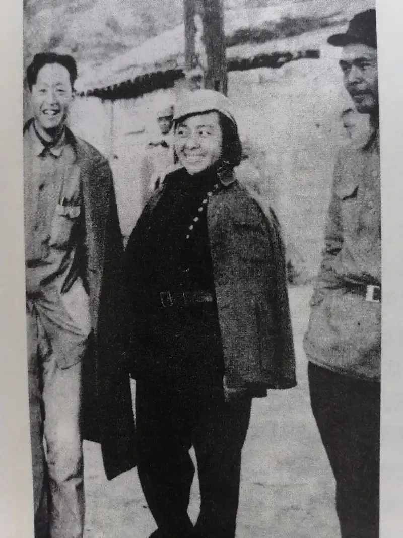 1936年,因《莎菲女士的日记》和主编《北斗》杂志广受进步青年欢迎的