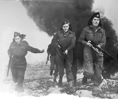 南斯拉夫女游击队员在进行作战训练.